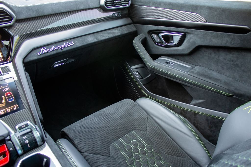 Used 2024 White Lamborghini Performante image 20