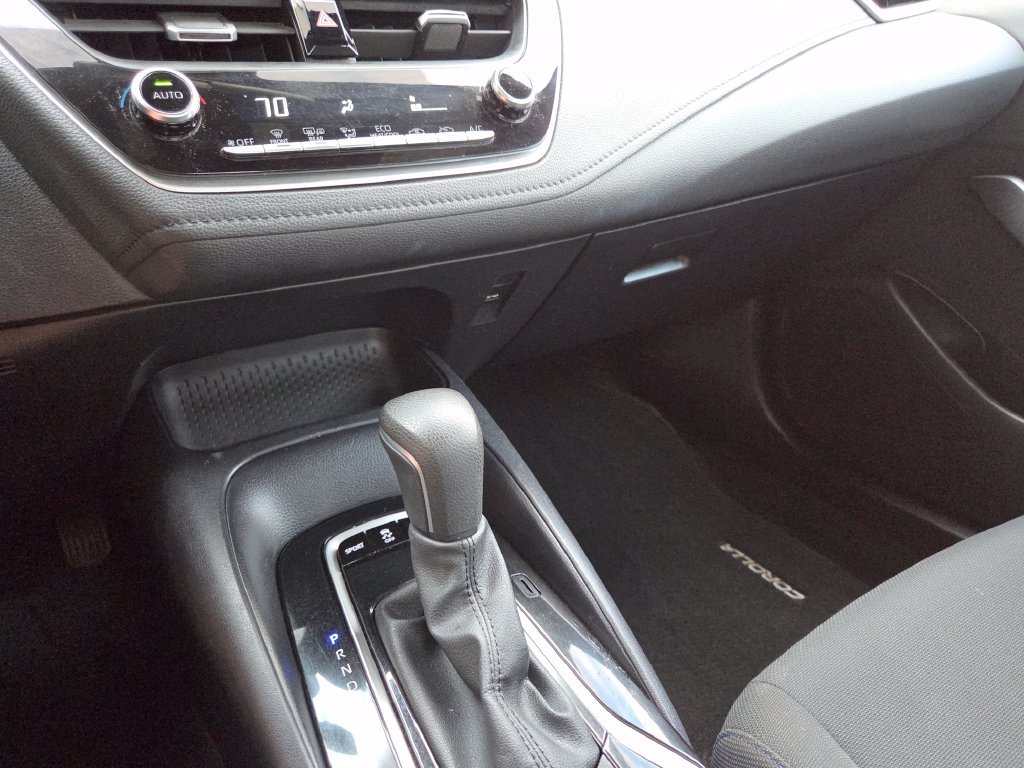 Used 2022  Toyota SE image 26