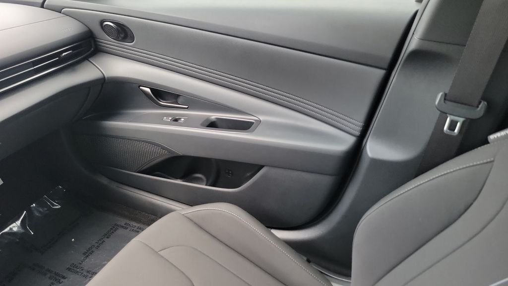 2025 Hyundai Elantra SEL - Photo 12