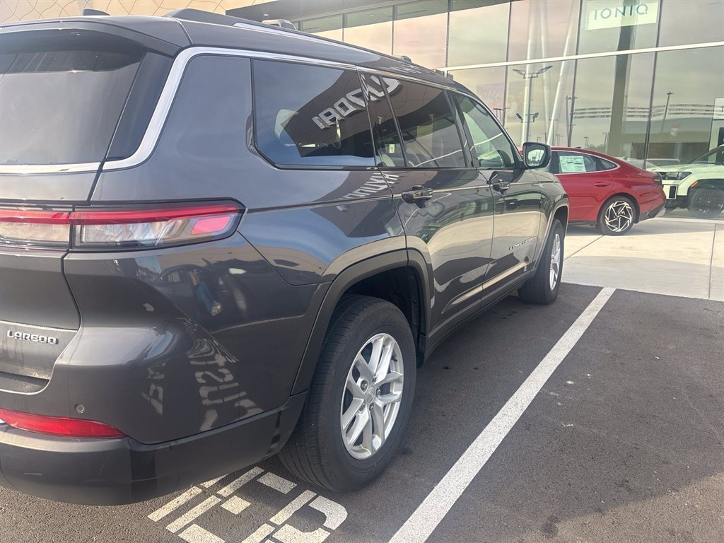 Used 2023 Gray Jeep Laredo image 13