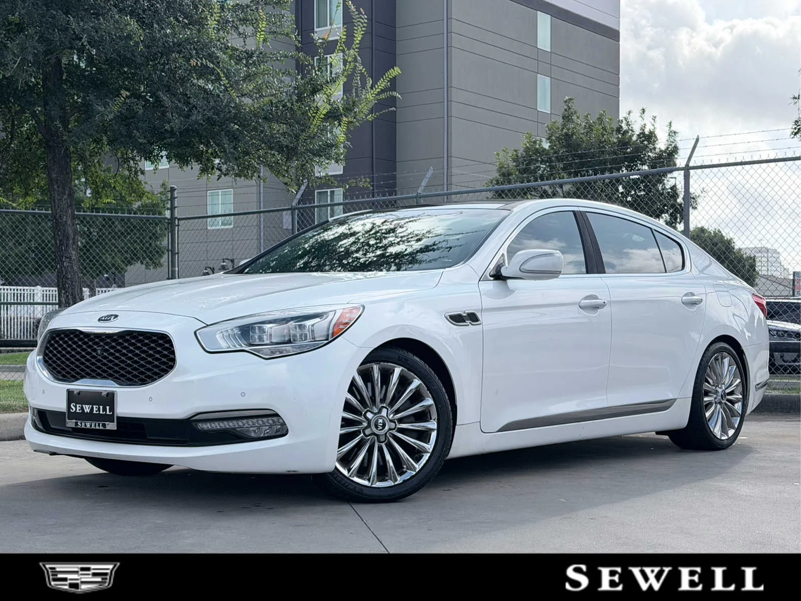 Used 2015  Kia Luxury image 1