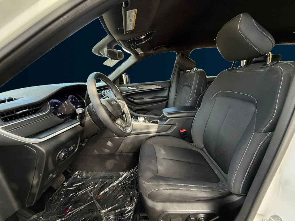 Used 2024 White Jeep Laredo image 10