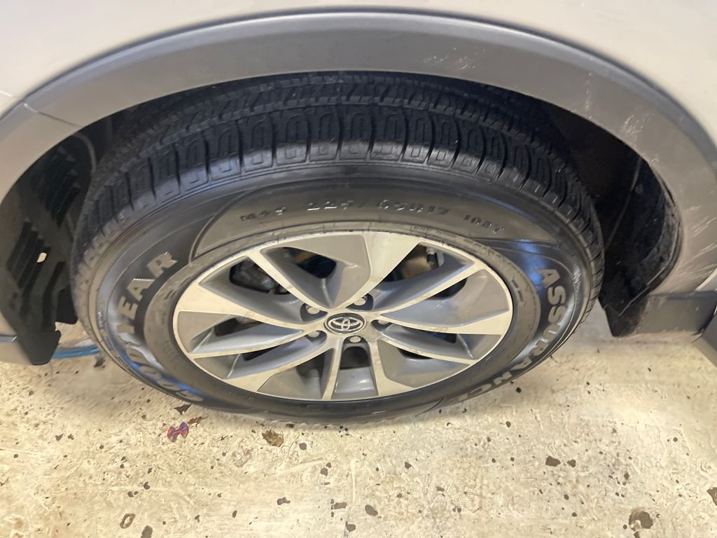Used 2017 Silver Toyota XLE image 10