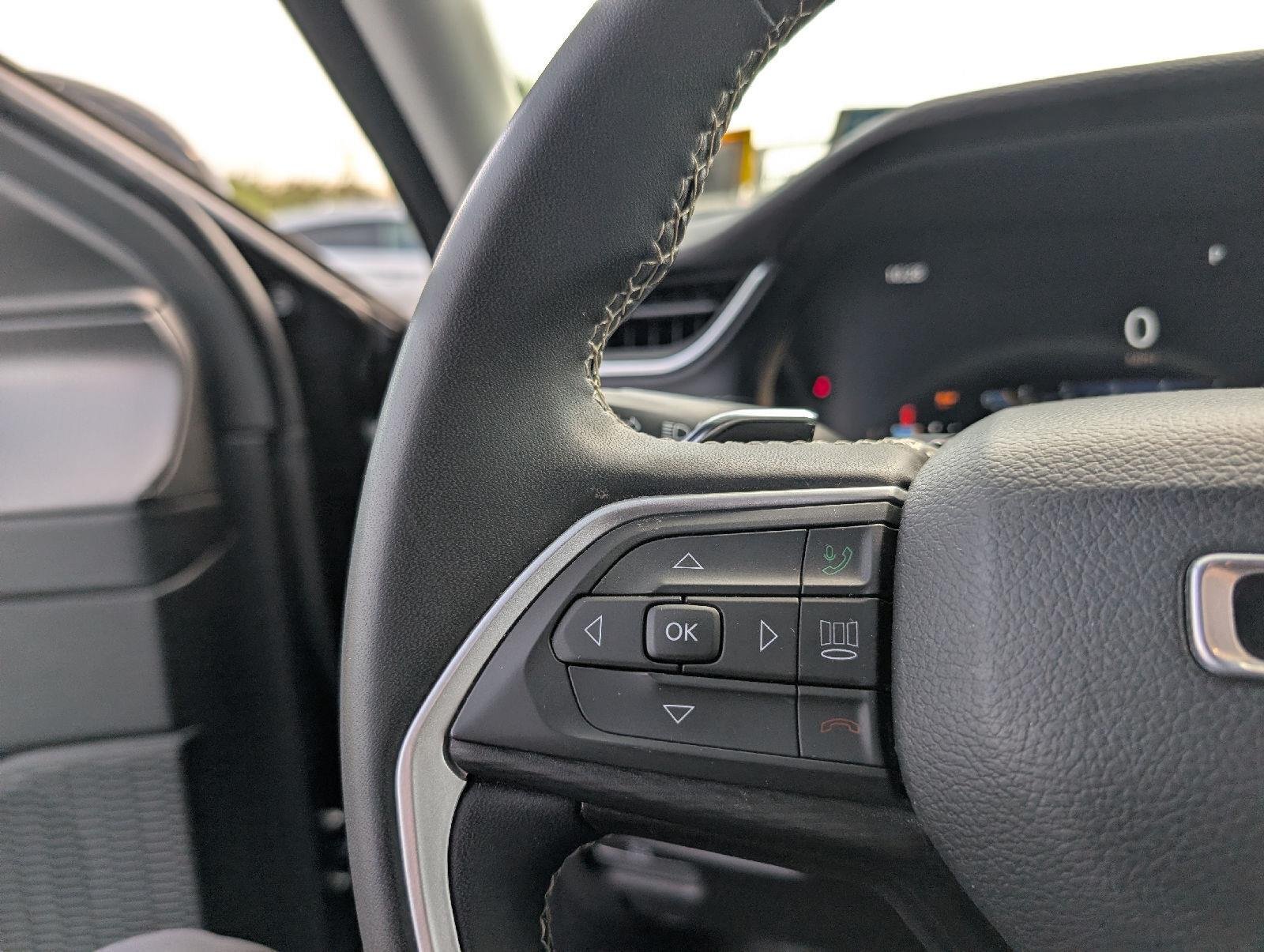 Used 2023 Diamond Black Crystal Pearlcoat Jeep Laredo image 12