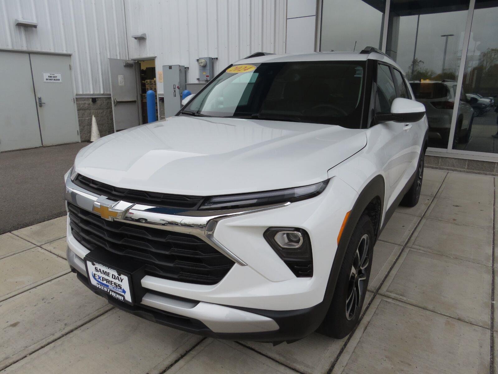 Used 2024 Summit White Chevrolet LT image 4