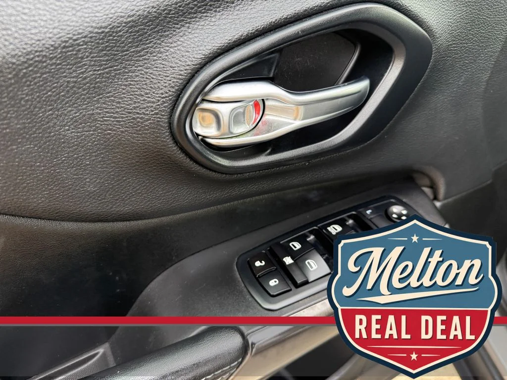 Used 2019 Silver Jeep Latitude Plus image 21
