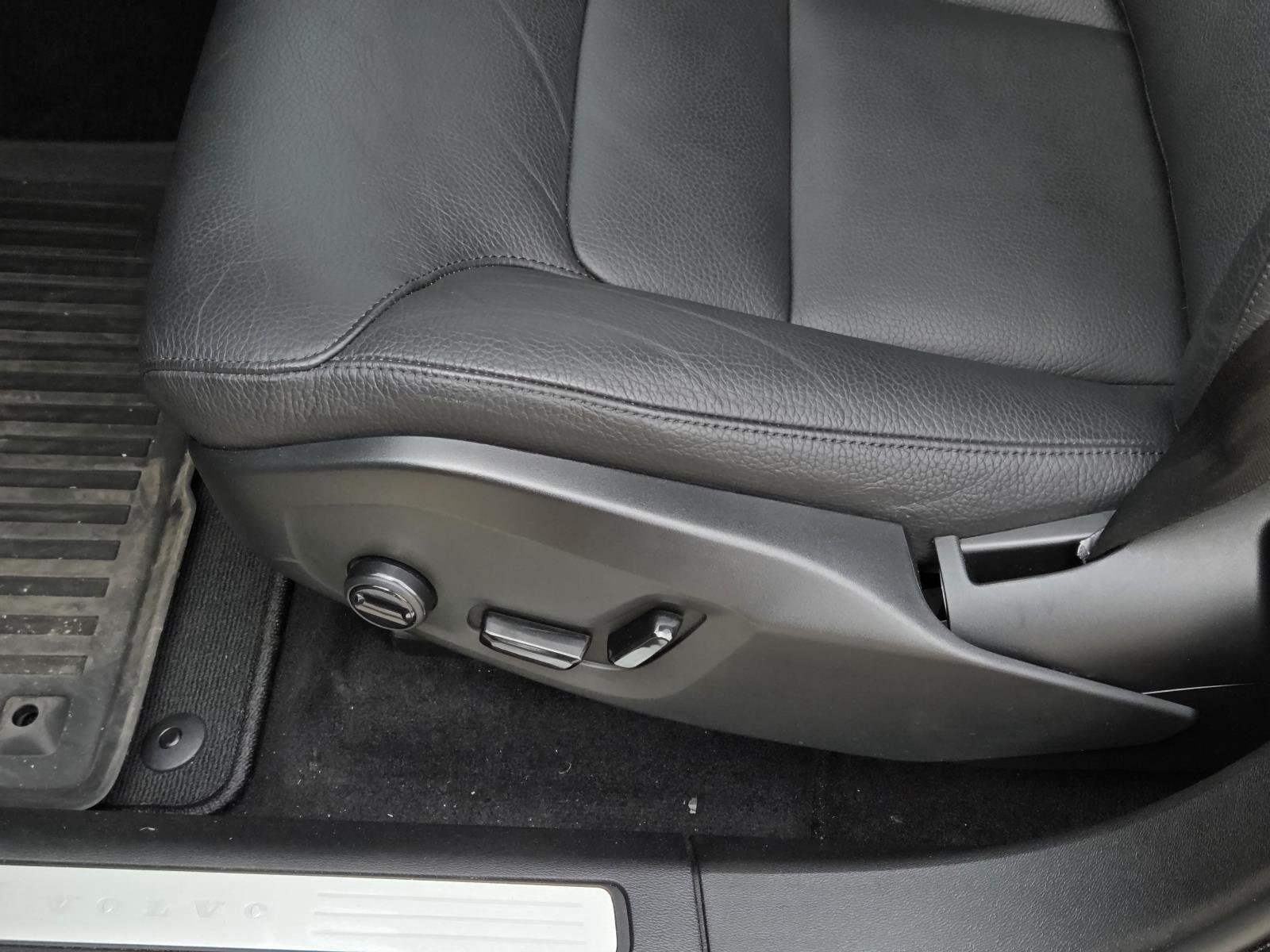 Used 2023 Silver Dawn Metallic Volvo Plus Dark Theme image 32