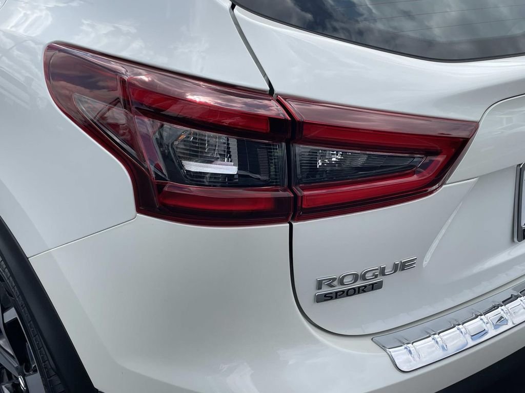 Used 2022 White Nissan SL image 6