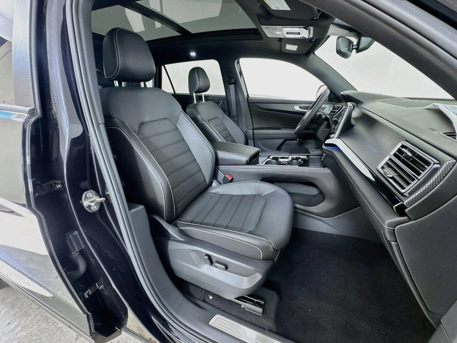 New 2026 Deep Black Pearl Volkswagen 2.0T SEL R-Line Black image 29