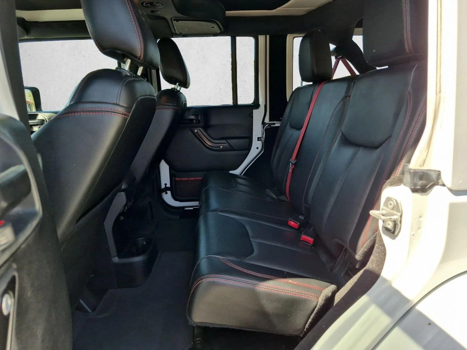 Used 2018 Bright White Clearcoat Jeep Rubicon Recon image 16