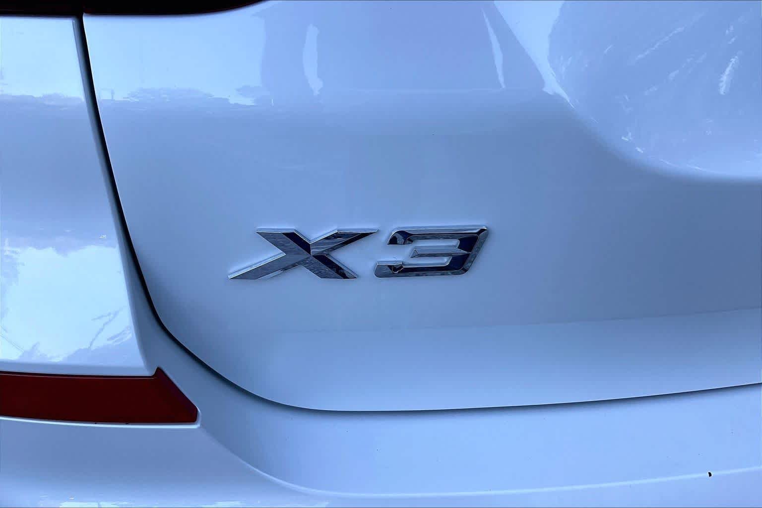 Used 2021 Mineral White Metallic BMW xDrive30e image 9