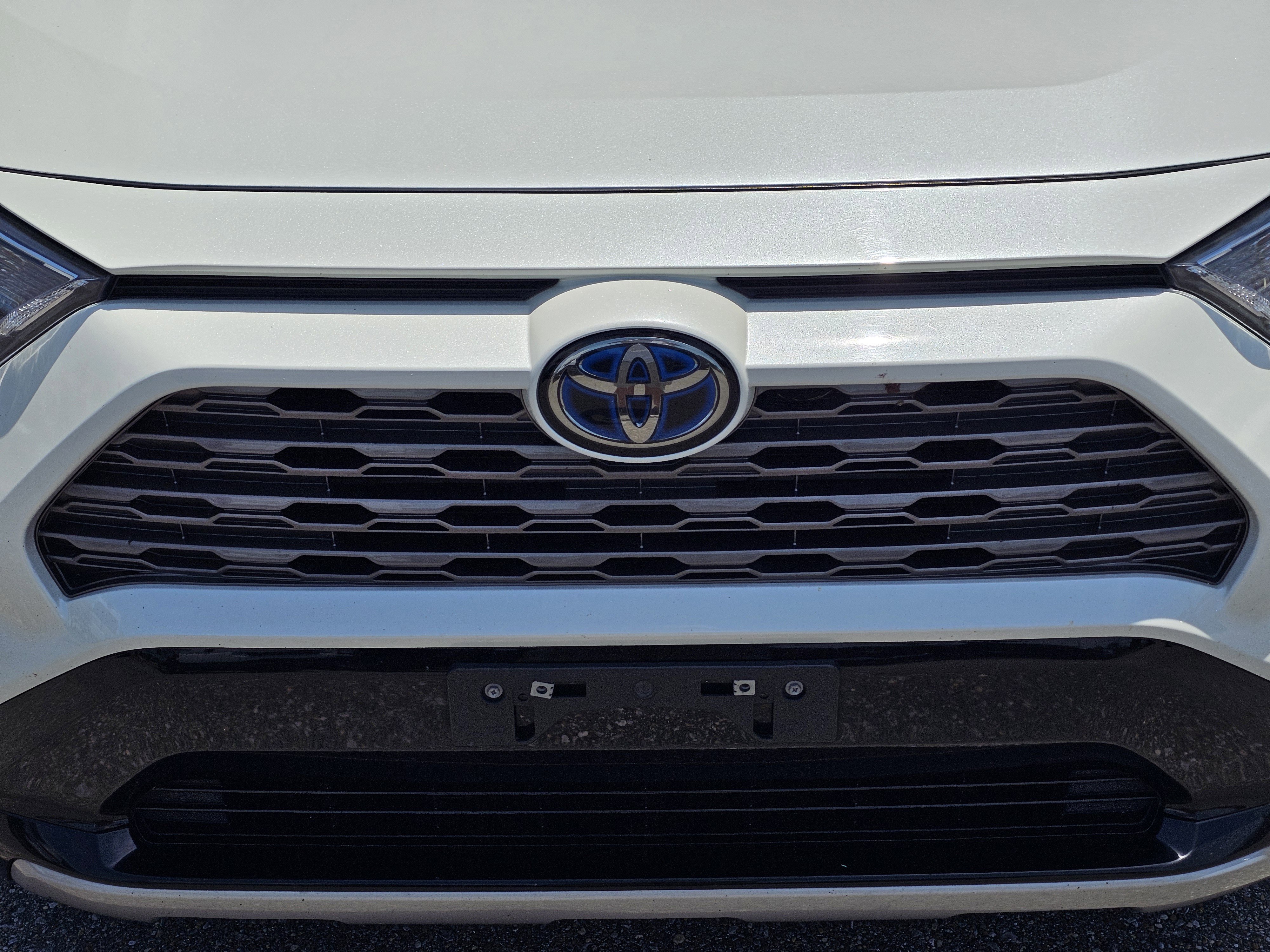 Used 2021 Blizzard Pearl/Midnight Black Metallic Toyota Hybrid XSE image 3