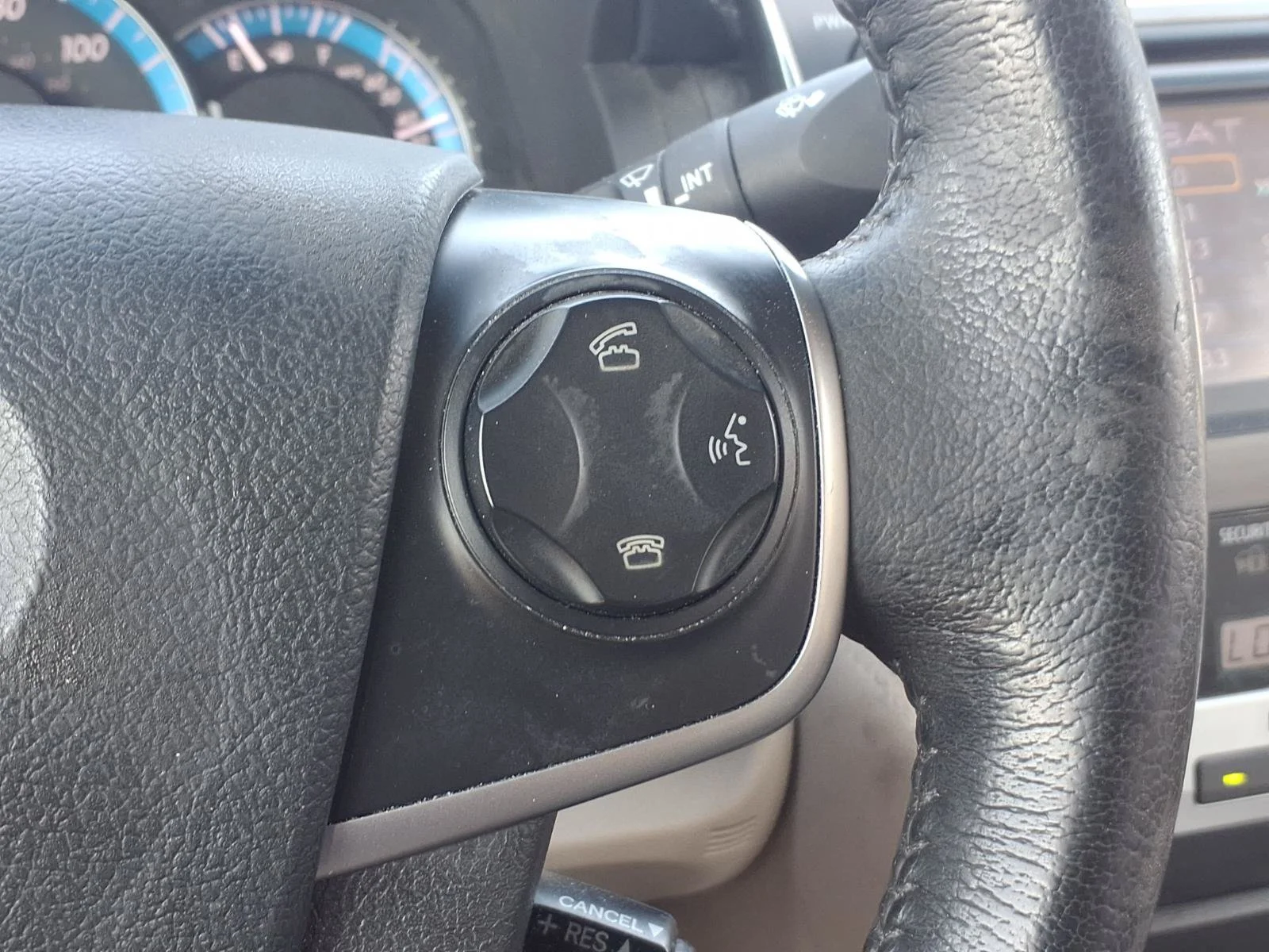 Used 2013 Classic Silver Metallic Toyota XLE image 16