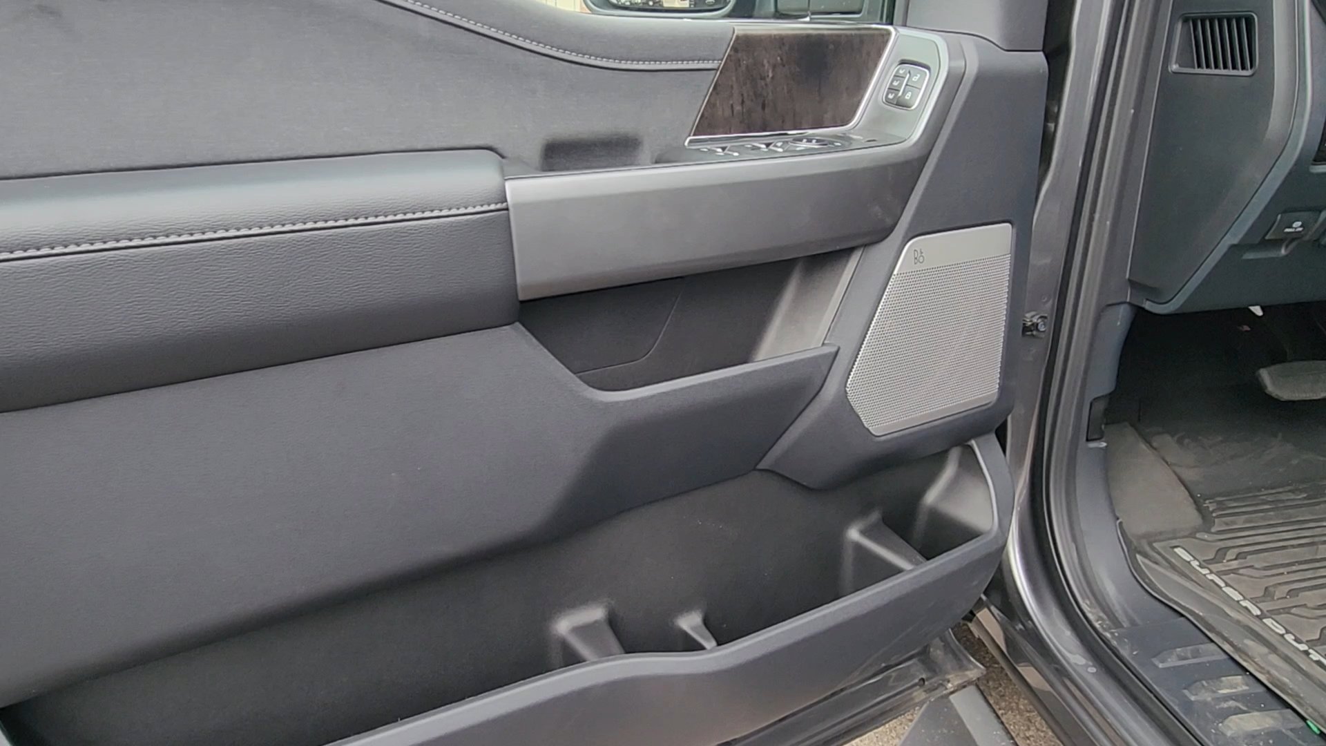 New 2026 Carbonized Gray Metallic Ford LARIAT image 29