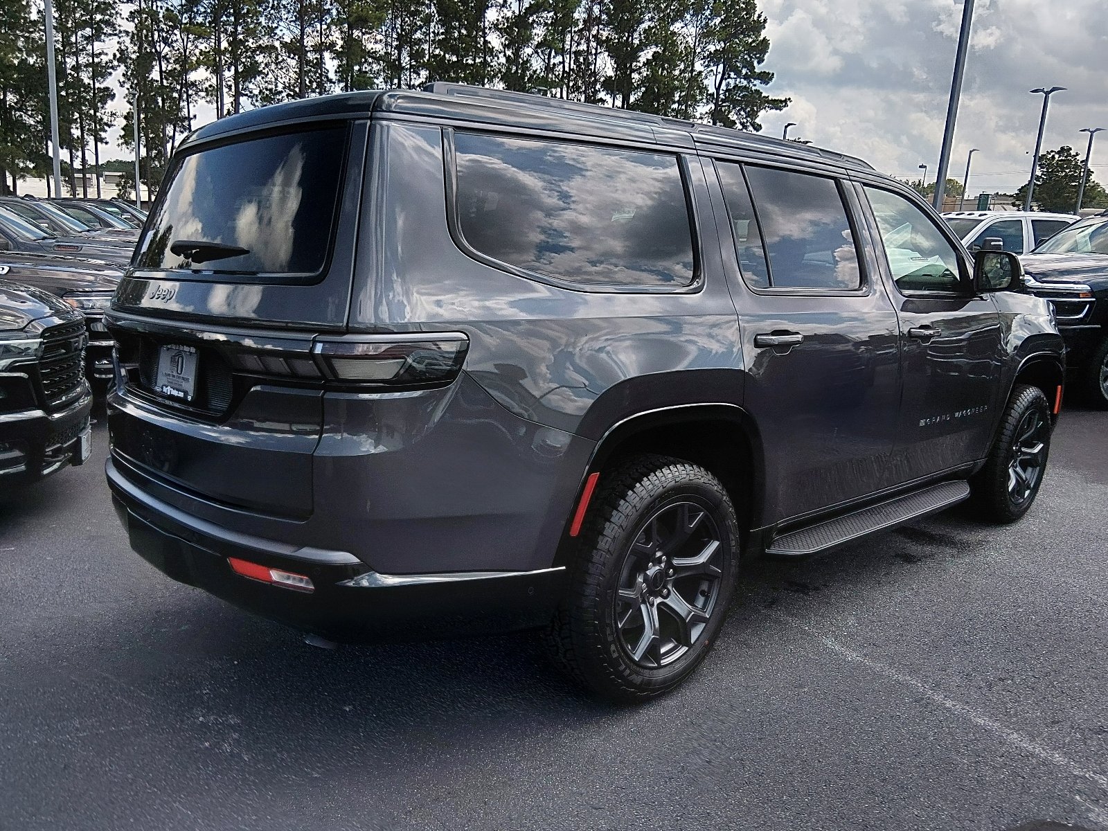 New 2026 Baltic-Gray Metallic Clear-Coat Exterior Paint Jeep Upland 4x4 image 3