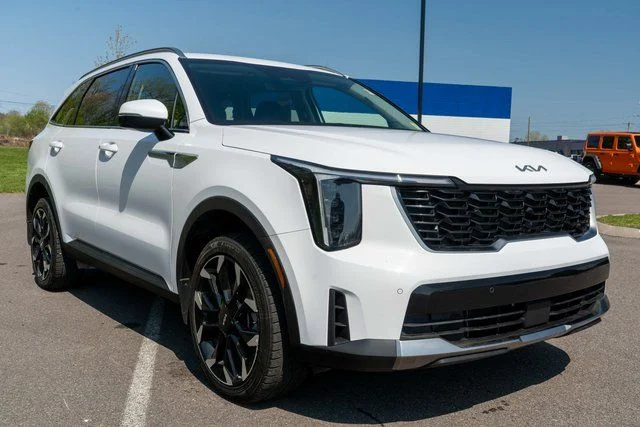 Used 2025 White Kia EX image 4
