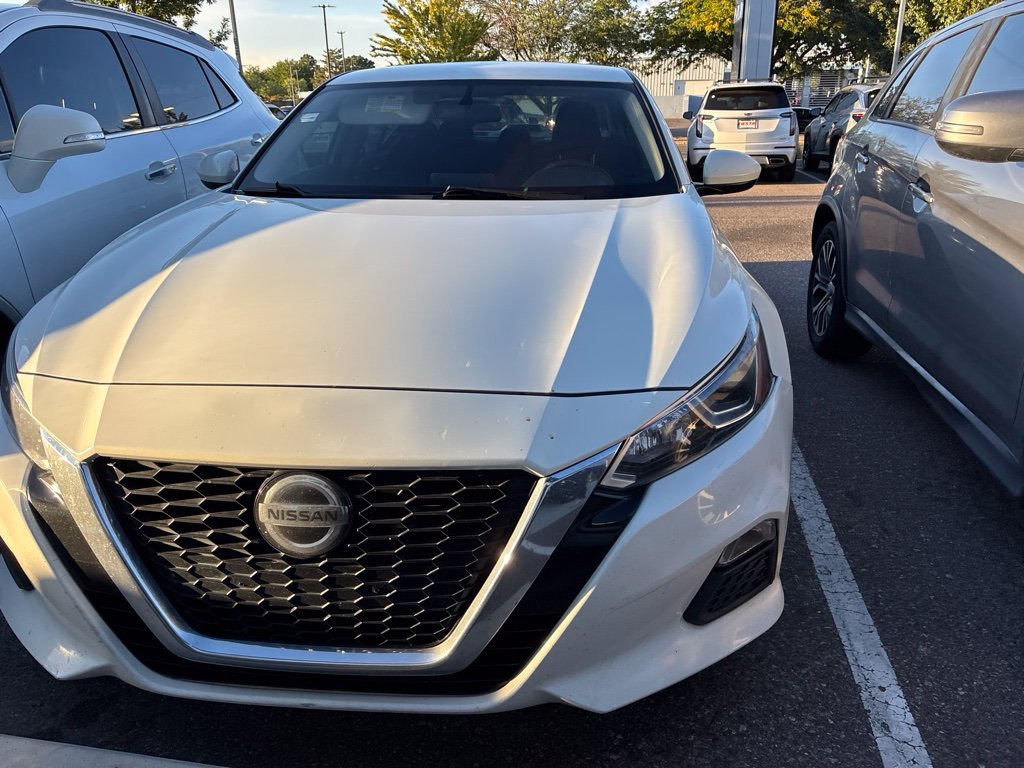 Used 2020 White Nissan 2.5 S image 4