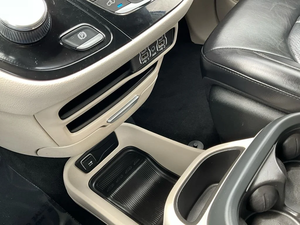 Used 2023 Bright White Clearcoat Chrysler Touring L image 18