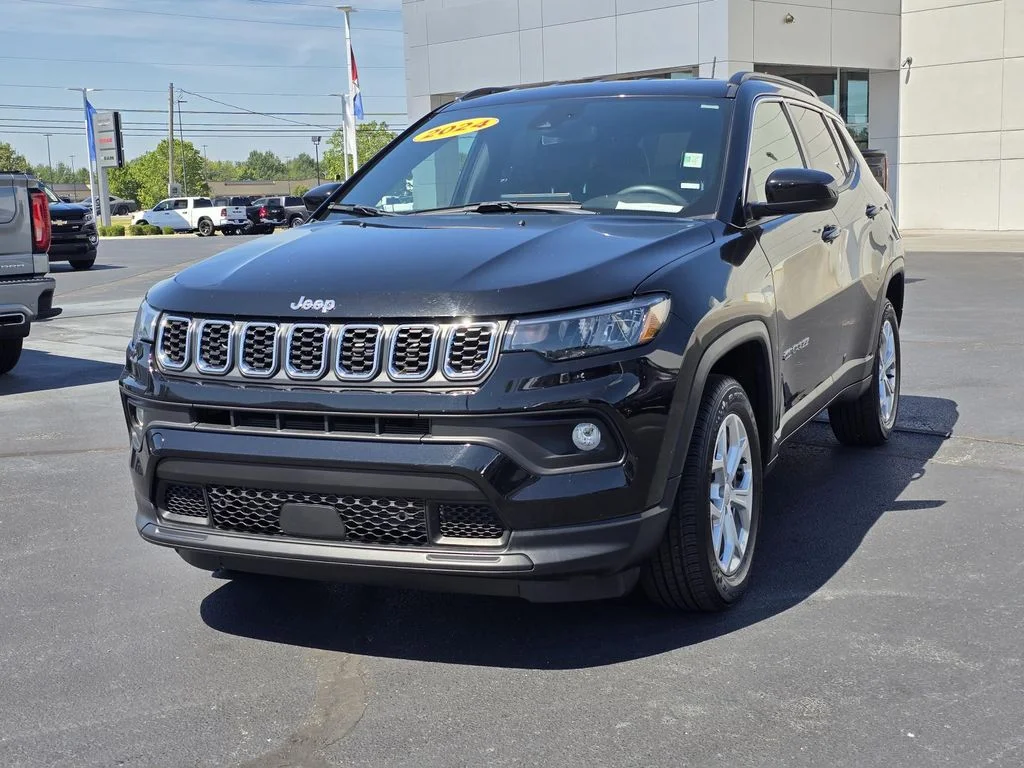 Used 2024 Diamond Black Crystal Pearlcoat Jeep Latitude image 3