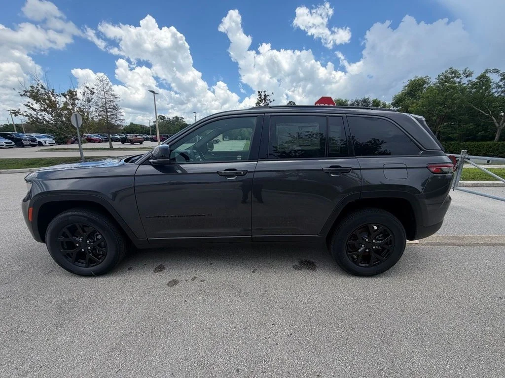New 2026 Baltic Gray Metallic Clear-Coat Exterior Paint Jeep Laredo Altitude image 6