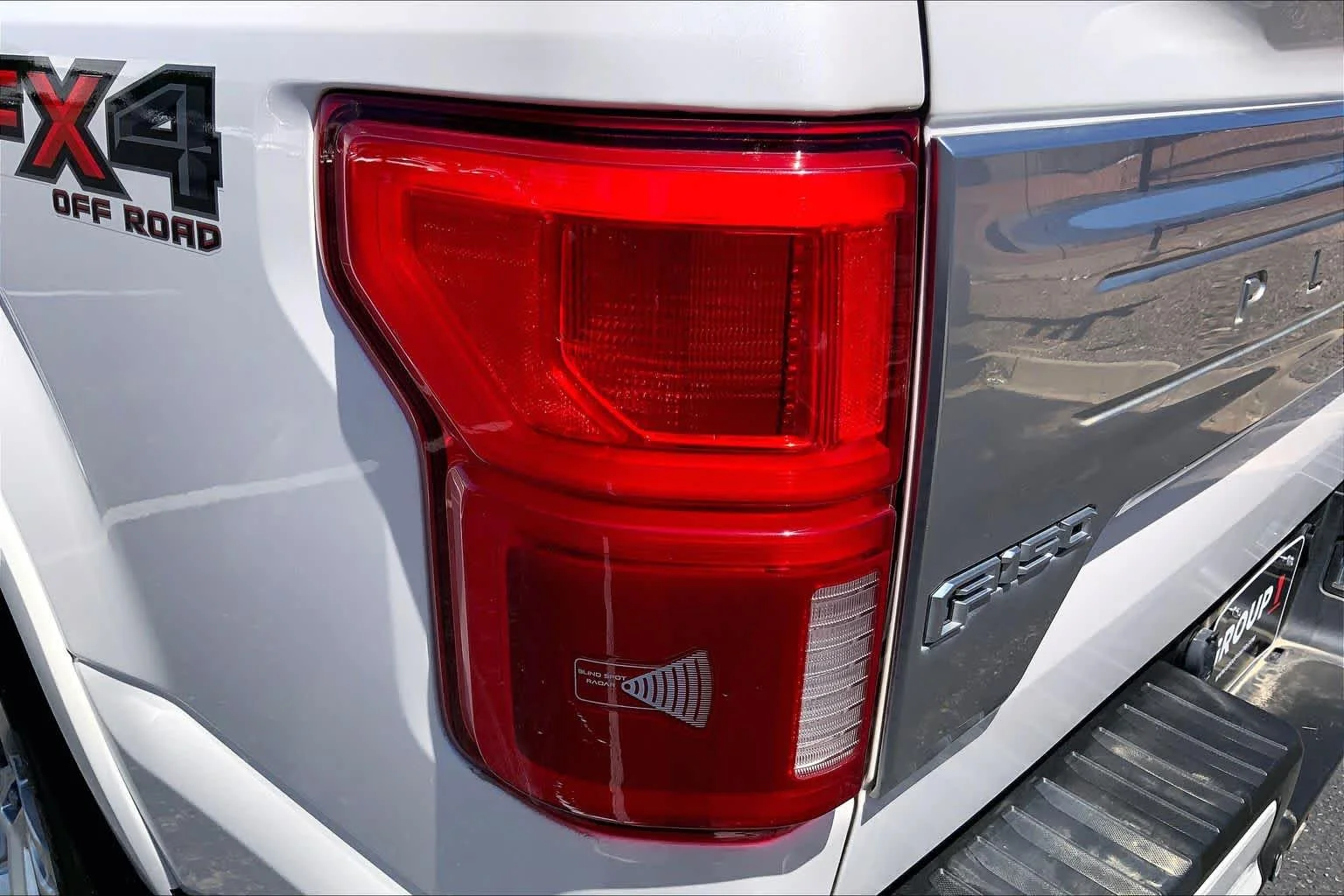 Used 2018 White Platinum Metallic Tri-Coat Ford Platinum image 25