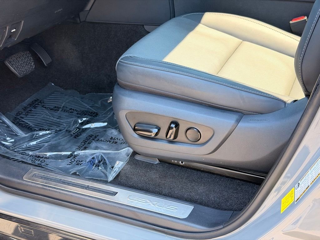 Used 2024  Lexus 550 Premium+ image 28