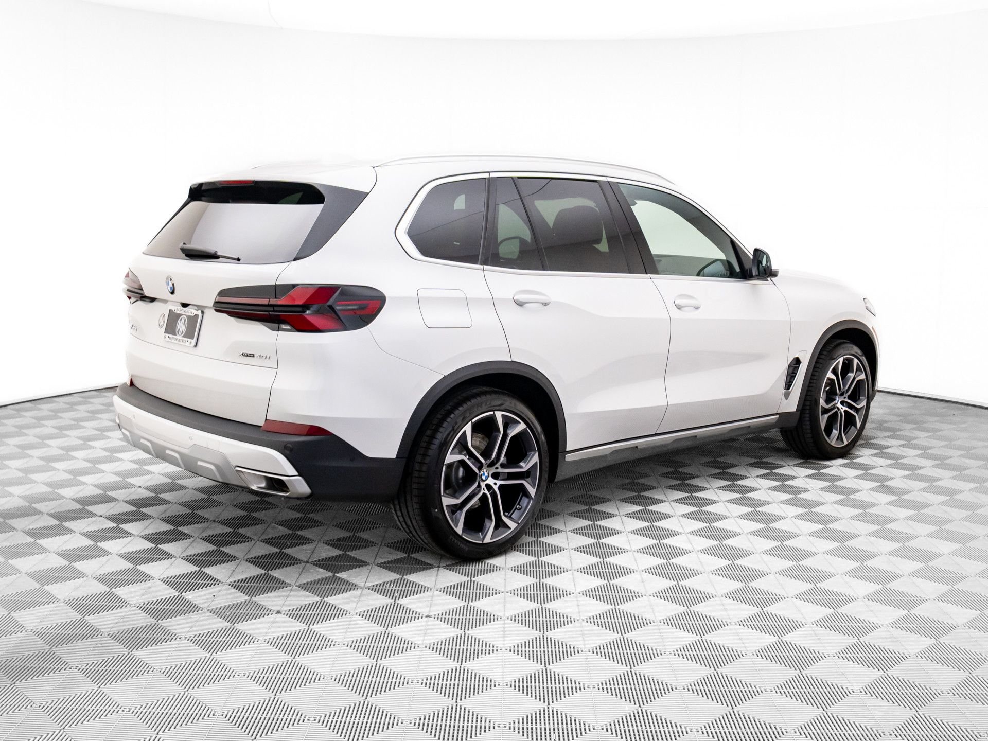 New 2026 Mineral White Metallic BMW xDrive40i image 6