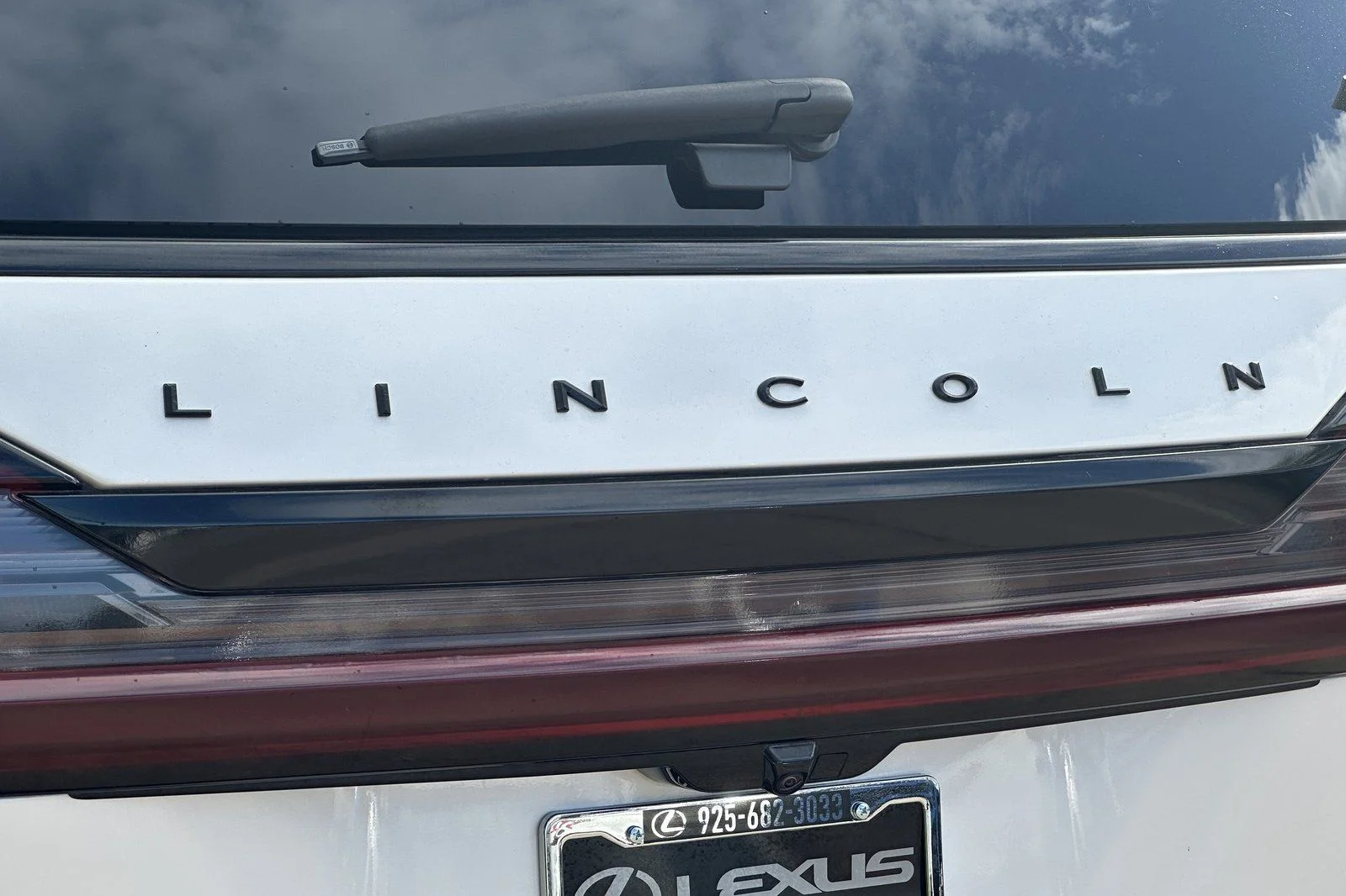 Used 2019 White Platinum Clearcoat Metallic Lincoln Reserve image 21