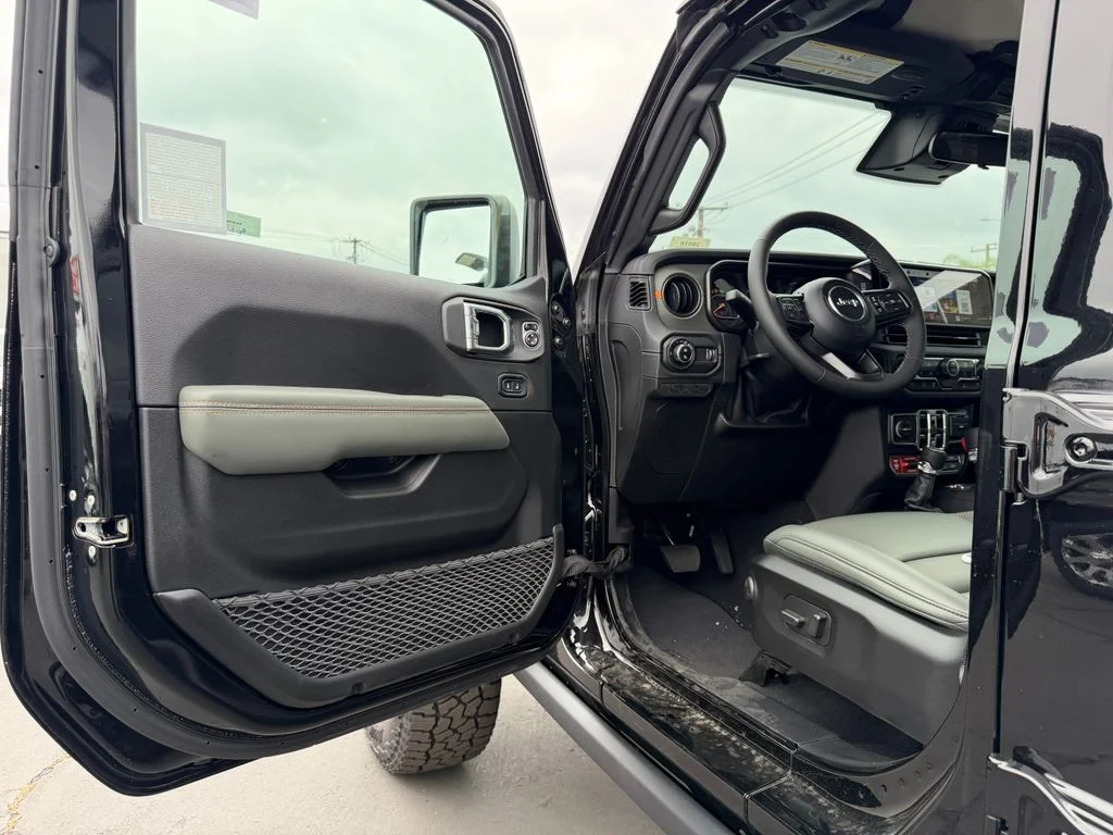 New 2026 Black Clear-Coat Exterior Paint Jeep Mojave image 15