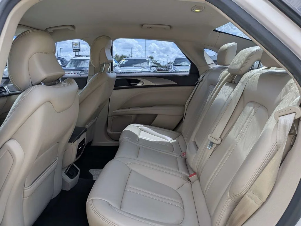 Used 2017 White Lincoln Premiere image 12