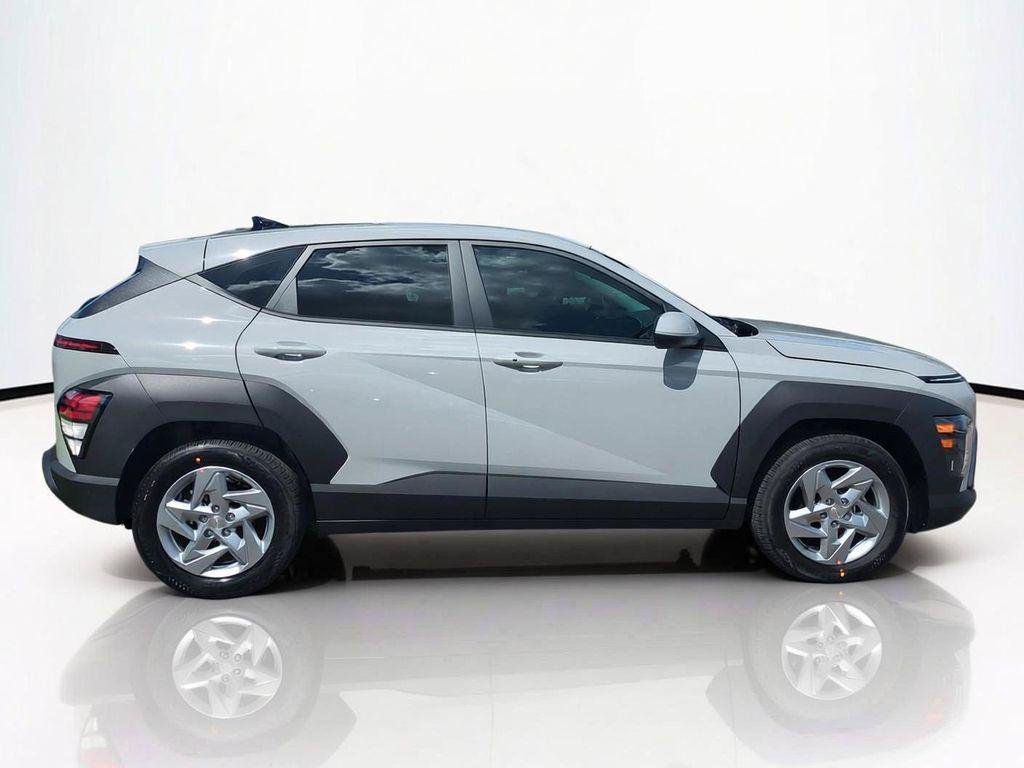 New 2027 Gray Hyundai SE FWD image 4