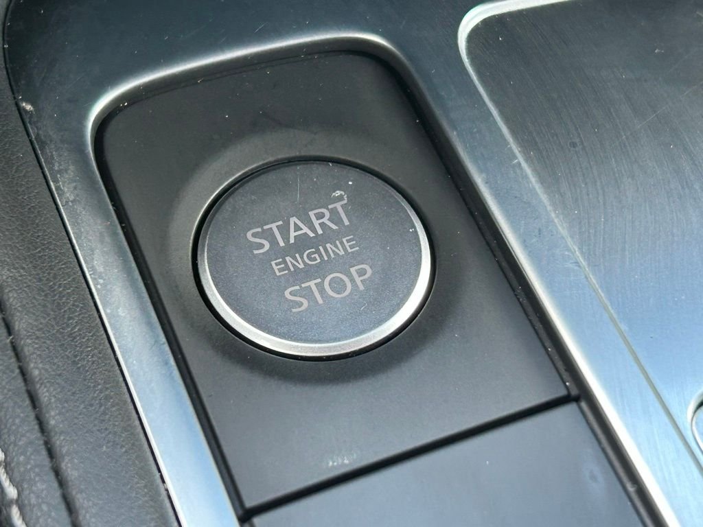 Used 2025 White INFINITI LUXE image 38