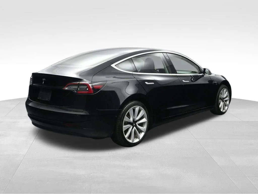 Used 2019  Tesla Standard Range Plus image 5