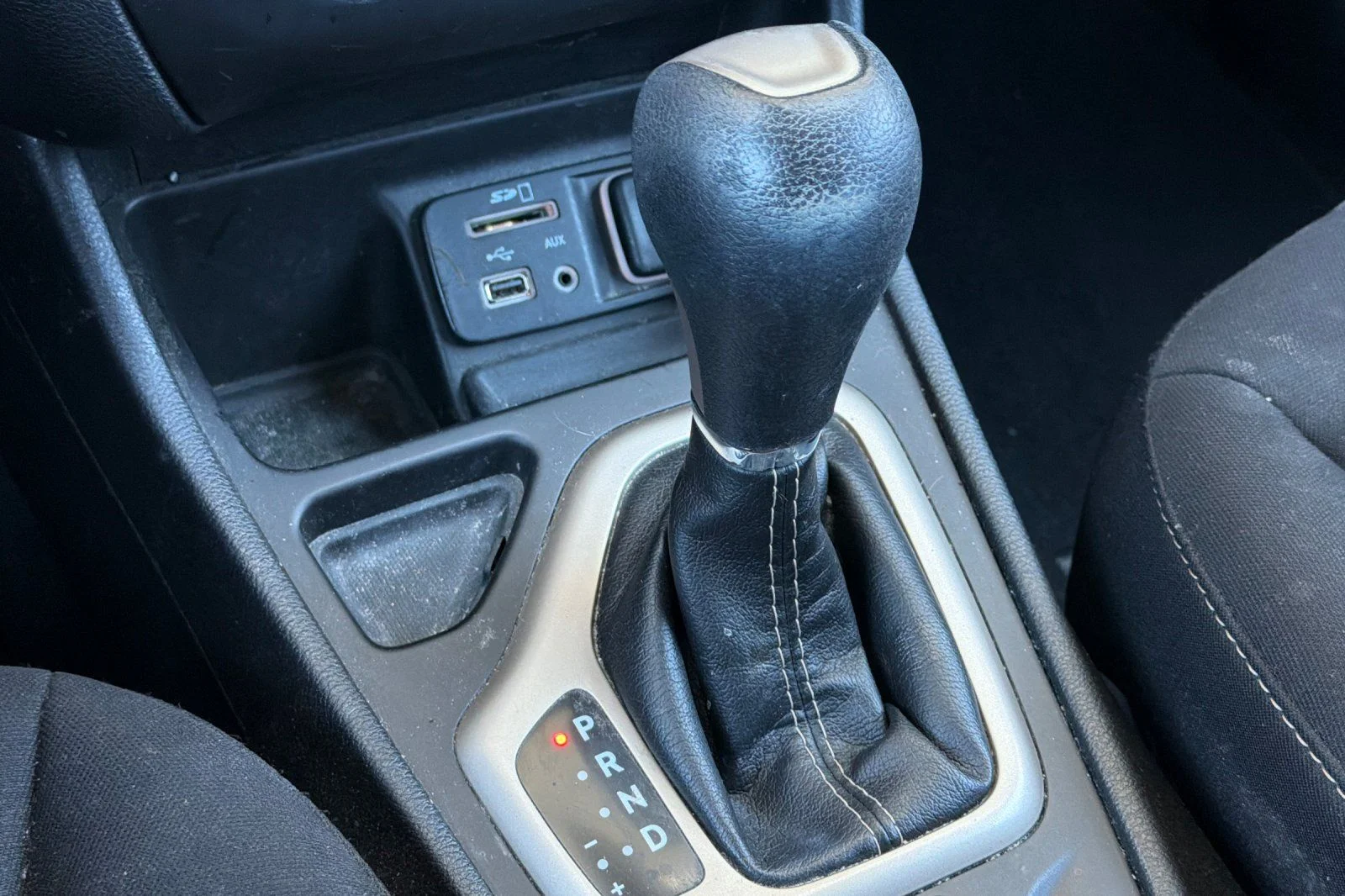 Used 2018 Silver Jeep Latitude image 23