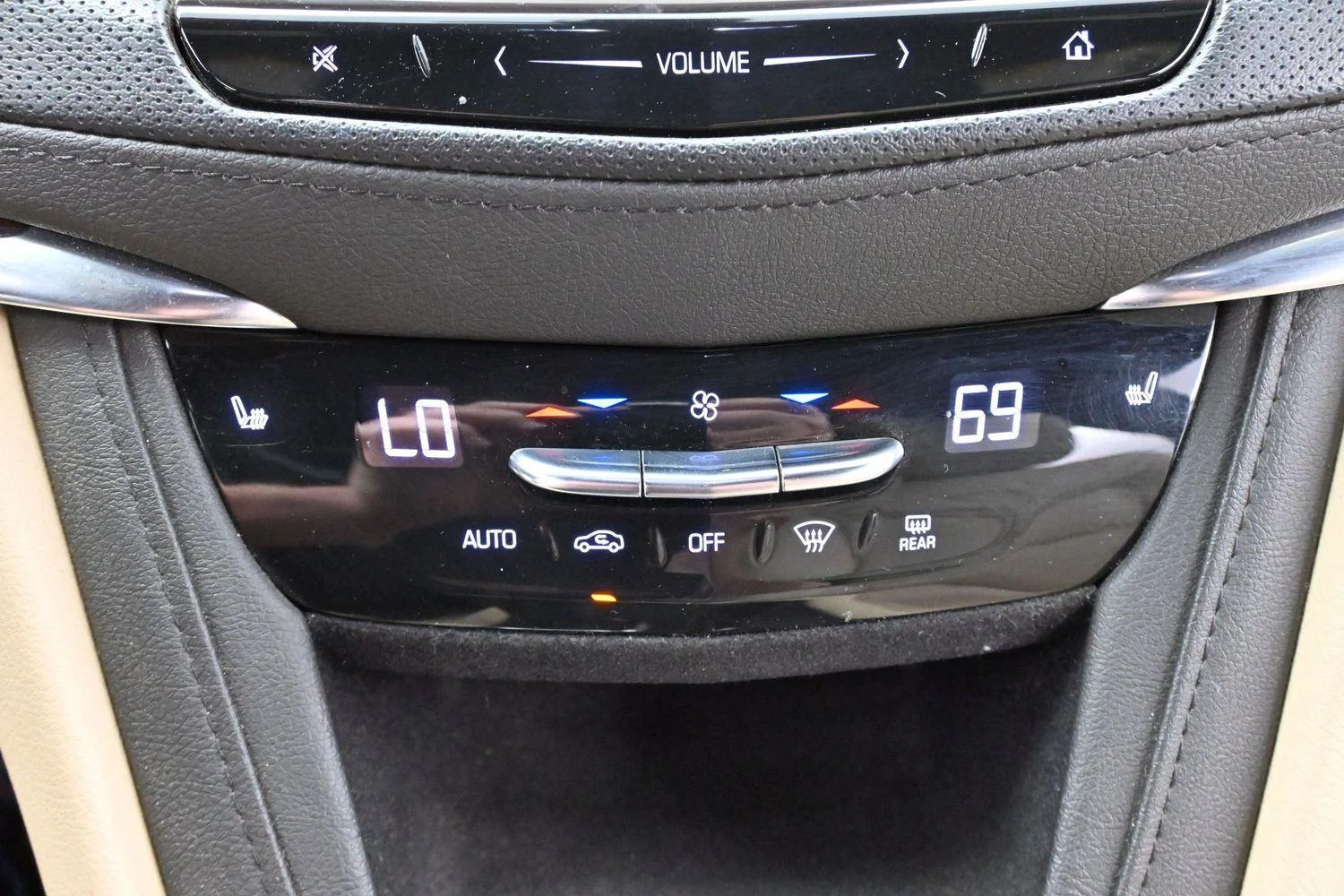 Used 2019 RADIANT SILVER METALLIC Cadillac Luxury FWD image 26