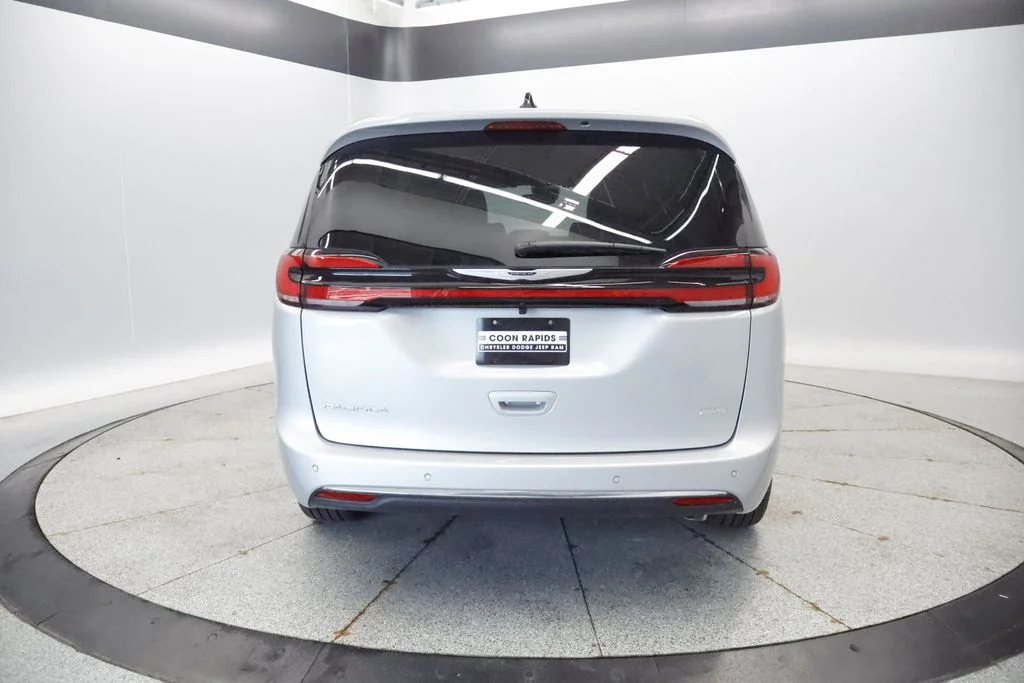 New 2026 Silver Mist Clear-Coat Exterior Paint Chrysler Select image 10