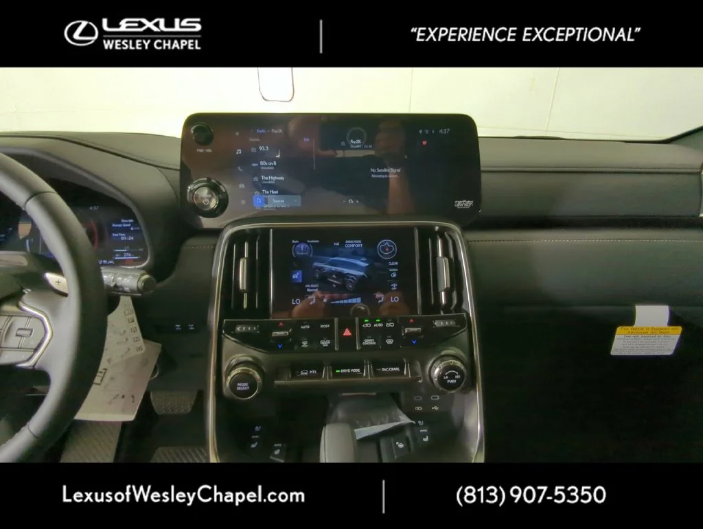 Used 2025 White Lexus 700H image 21