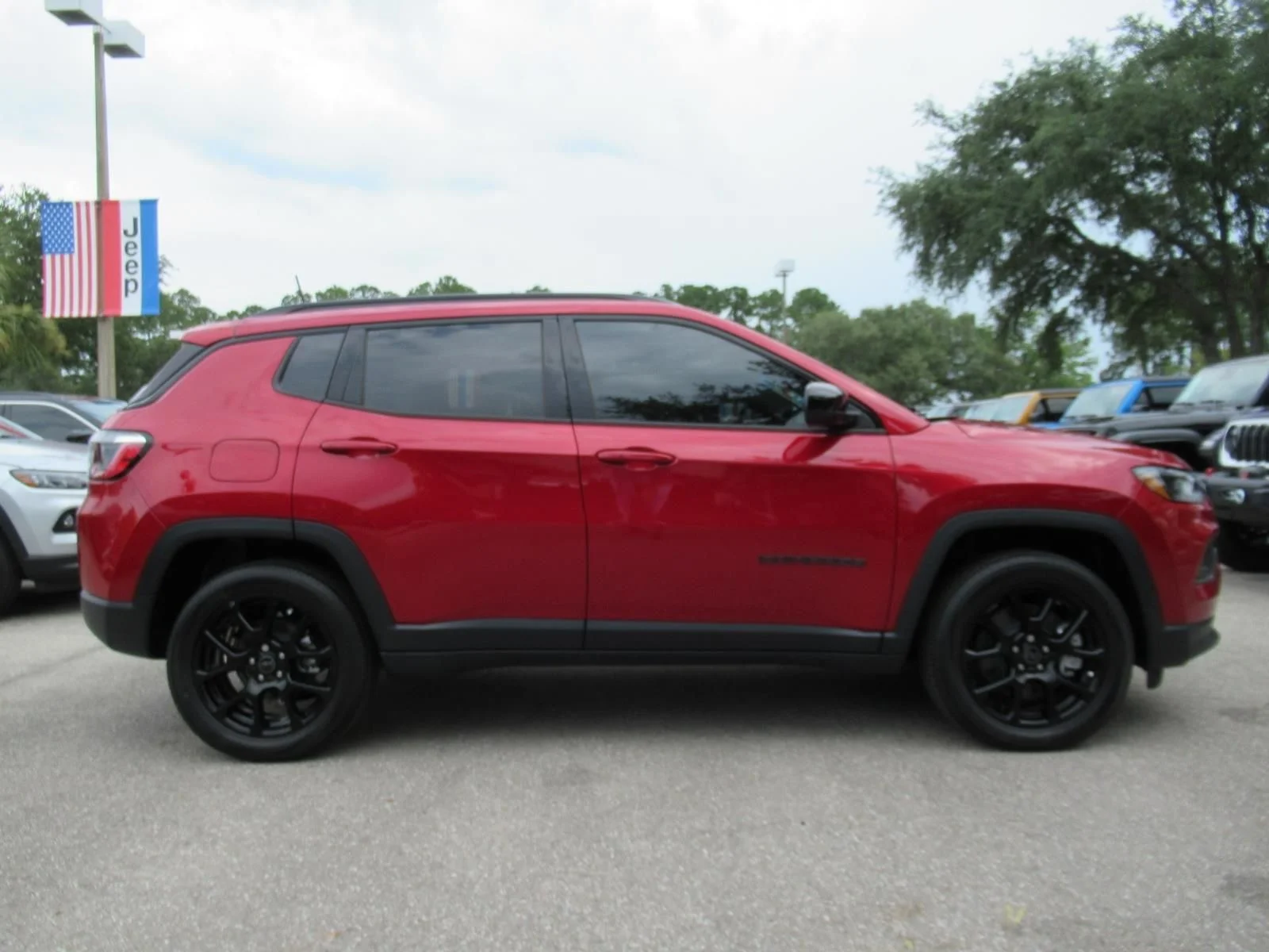 New 2026 Red Hot Pearl-Coat Exterior Paint Jeep Latitude Altitude image 2