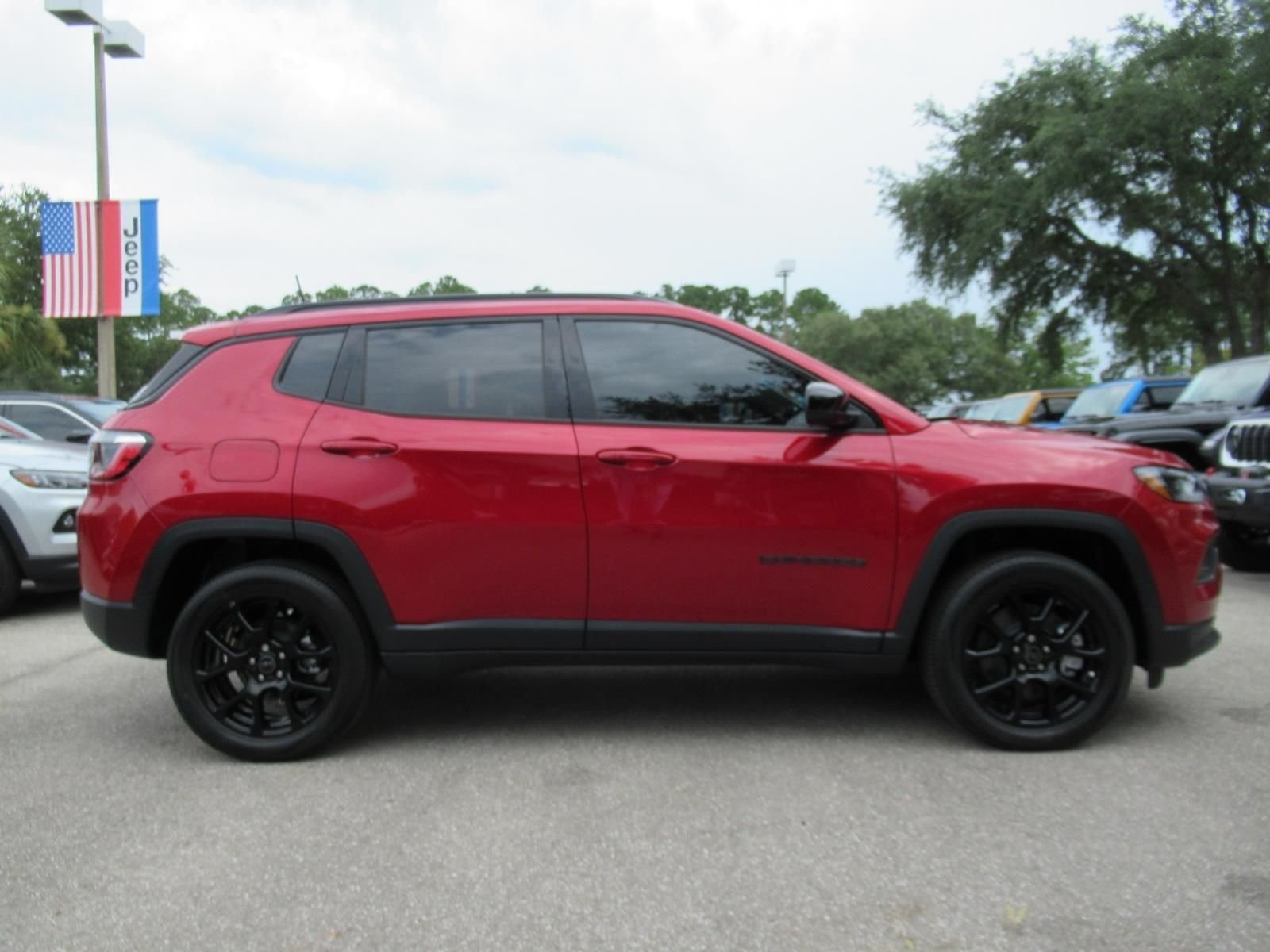 New 2026 Red Hot Pearl-Coat Exterior Paint Jeep Latitude image 2