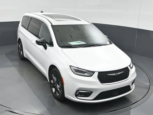 New 2026 Bright White Clear-Coat Exterior Paint Chrysler Limited image 43