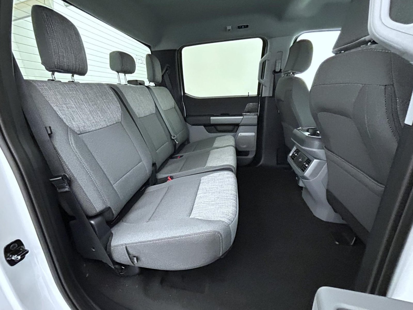 New 2027 Oxford White Ford XLT image 18