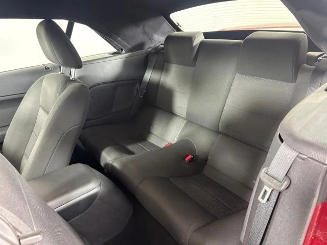 Used 2005 Red Ford V6 image 12