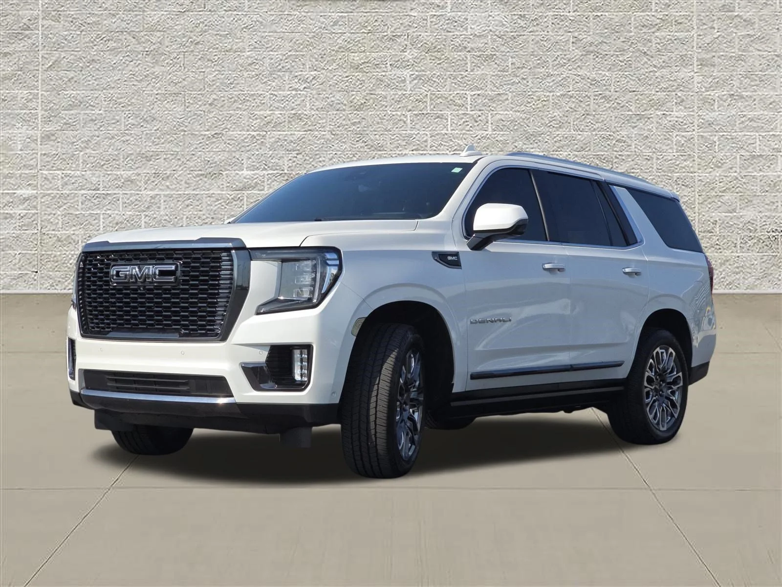 Used 2023 White Frost Tricoat GMC Denali Ultimate image 3