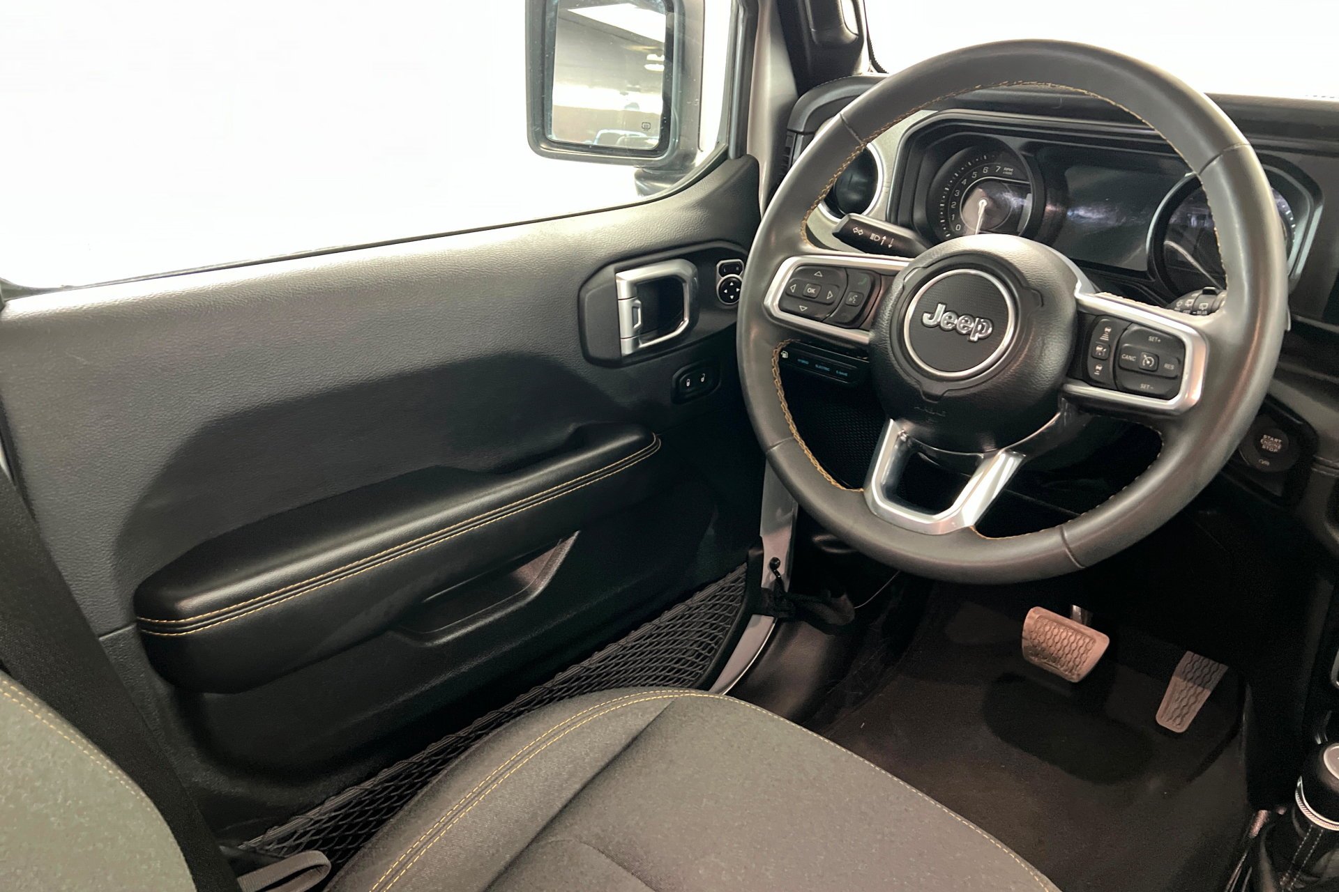 Used 2024 Silver Zynith Clearcoat Jeep Sahara image 12