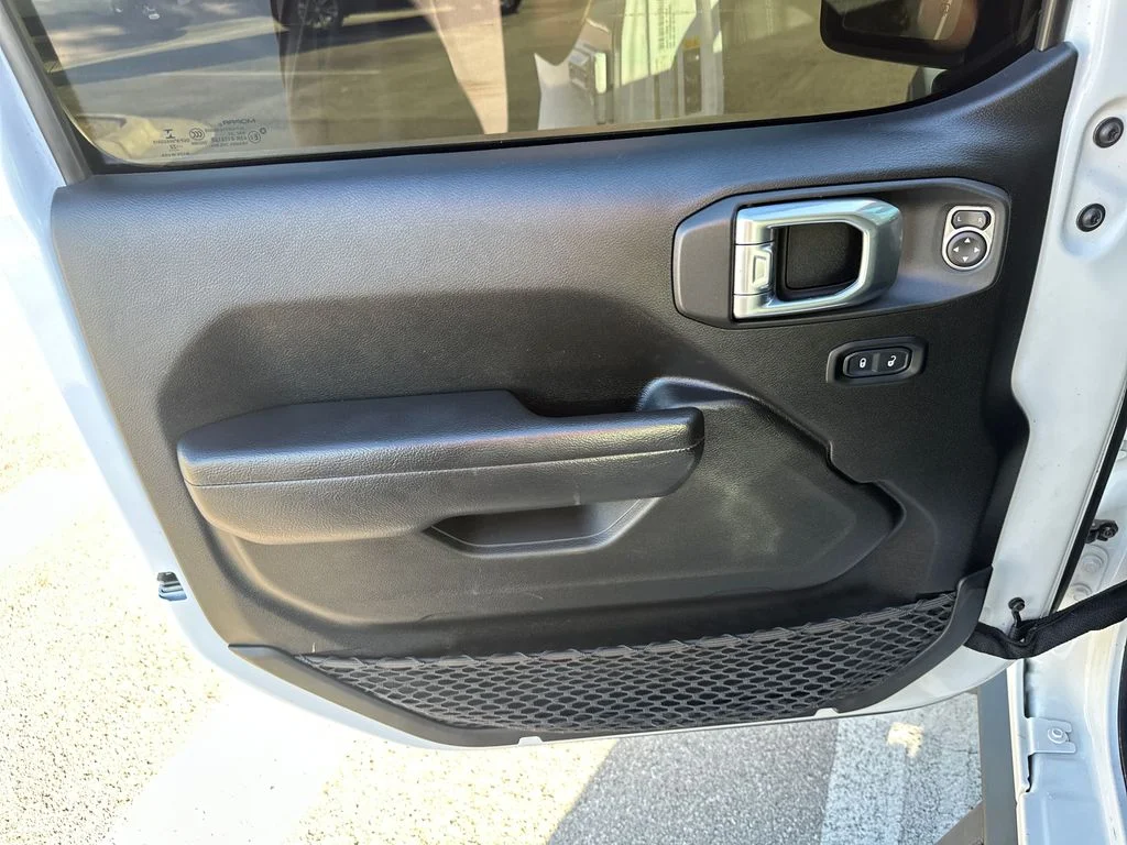 Used 2022 White Jeep Unlimited Rubicon 4xe image 19