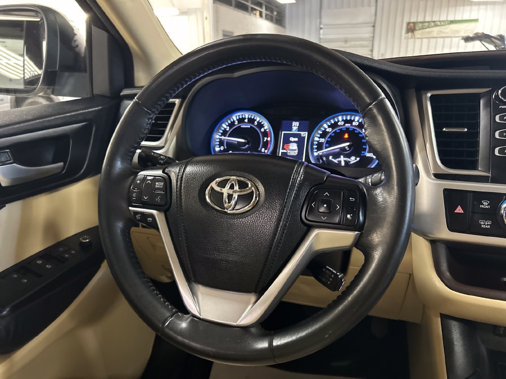 Used 2015 White Toyota XLE V6 image 20