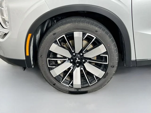 Used 2025 Silver Mitsubishi SE image 28