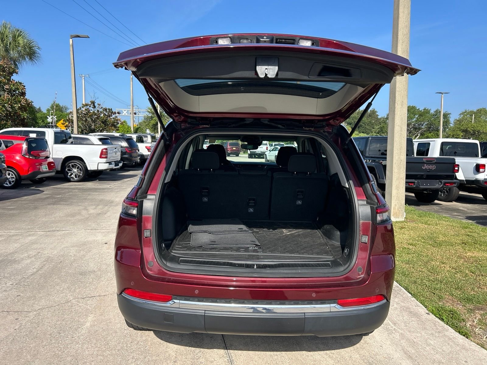 Used 2023 Red Jeep Laredo image 34