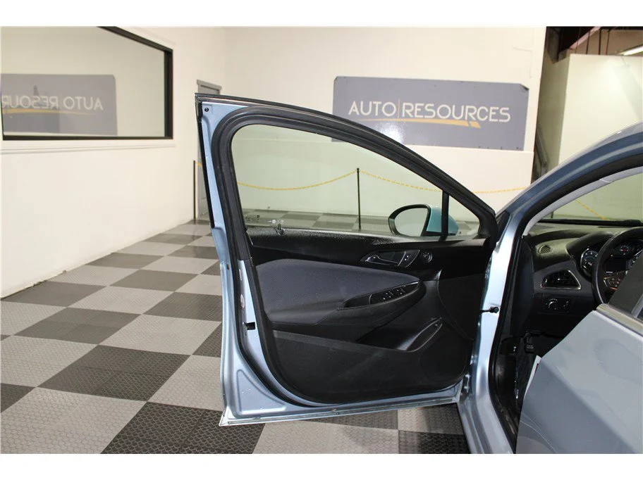 Used 2018 Arctic Blue Metallic Chevrolet LT image 11