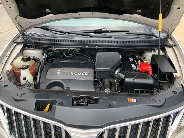 Used 2014 Silver Lincoln Base image 12